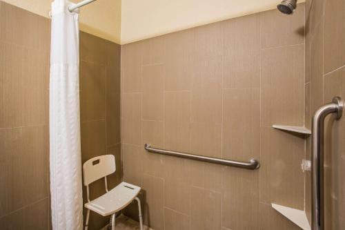 Un baño de Super 8 by Wyndham Altoona