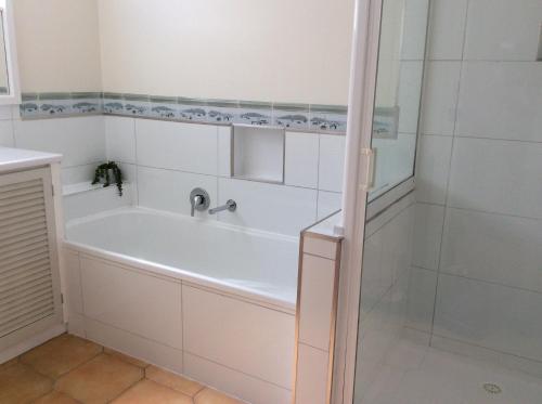 a bathroom with a bath tub and a shower at Lakes Entrance Views in Lakes Entrance
