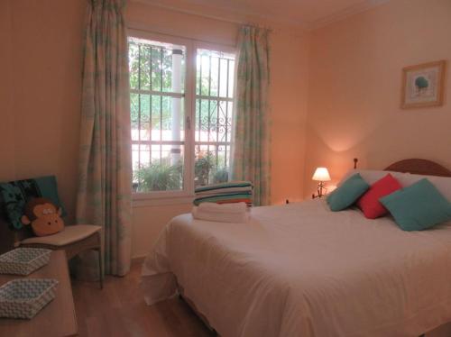 Un dormitorio con una cama grande y una ventana en Apartment near Puerto Banus, en Estepona