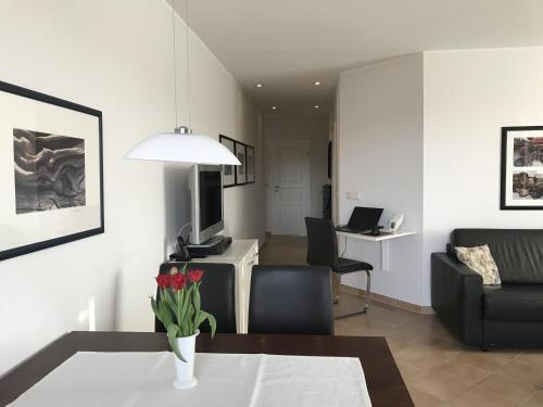 ツィノヴィッツにあるHaus Roland Wohnung 33のテーブルのあるリビングルームとソファのあるリビングルーム