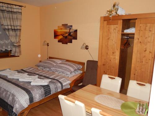 
Posteľ alebo postele v izbe v ubytovaní Apartmán Malino Brdo - Hrabovská dolina
