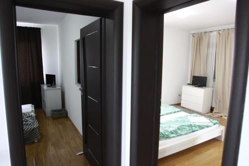 - une chambre avec un lit et une porte noire dans l'établissement Casa File de Poveste, à Târgu Jiu