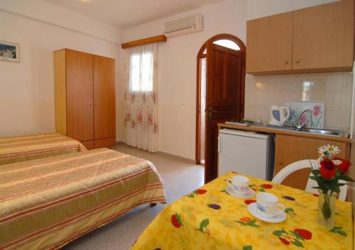 a hotel room with two beds and a kitchen at Villa Koki Studios in Líndos