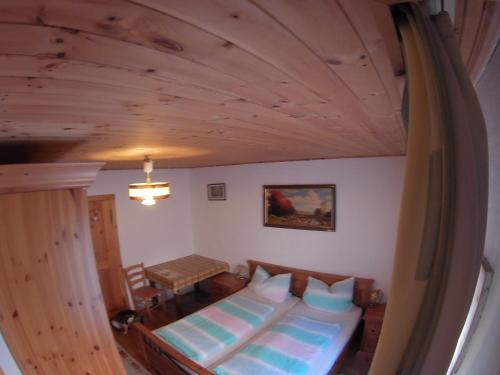 Tempat tidur dalam kamar di Alt Jagthaus Schnetzer