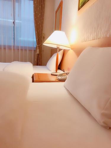Ein Bett oder Betten in einem Zimmer der Unterkunft The Koos Hotel