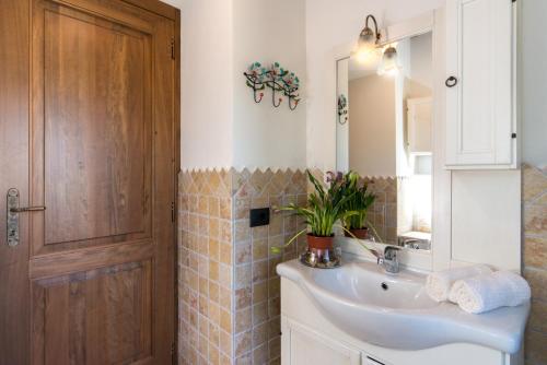 A bathroom at Villa I Calanchi Di Civita