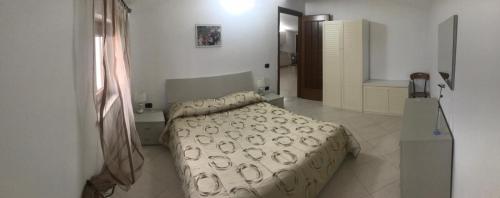 sypialnia z łóżkiem w pokoju z łazienką w obiekcie Il Terrazzo Sul Basento w mieście Grottole