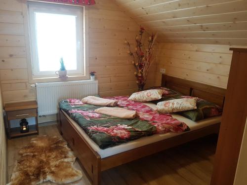 Säng eller sängar i ett rum på Gniewnik