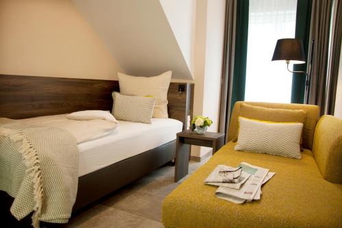 Rúm í herbergi á Hotel Am Moosrain Garni