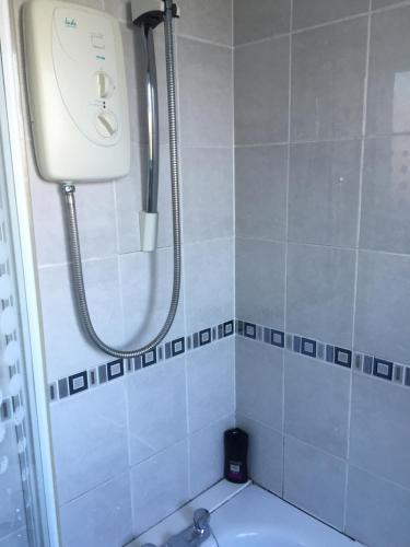 bagno con doccia e lavandino di Sturry House a Sturry