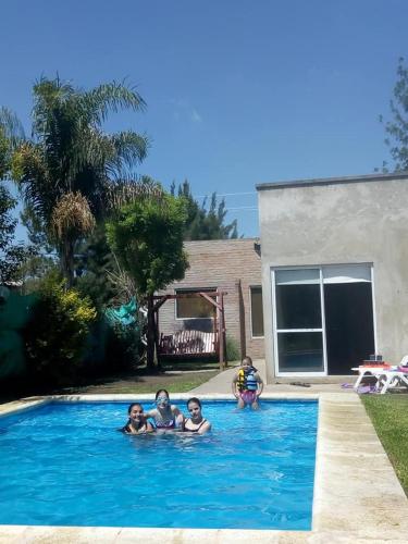 un gruppo di bambini è in una piscina di Coronda a Coronda