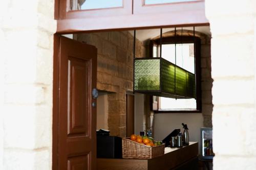 a kitchen with a basket of fruit and a television at Aquamarea in Polignano a Mare