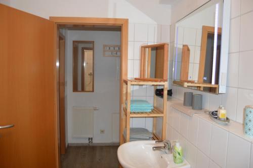 ヴァンガーオーゲにあるFeWo "Unser Boot"のバスルーム(洗面台、鏡付)