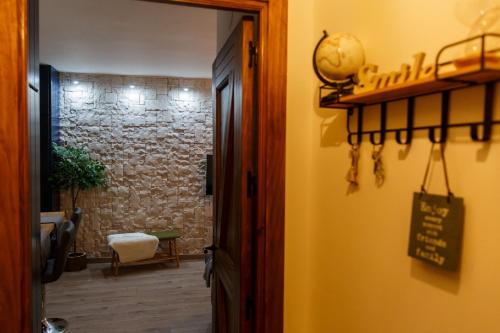 una puerta abierta a una habitación con una pared de ladrillo en Meraki Suites Albaycin, en Granada