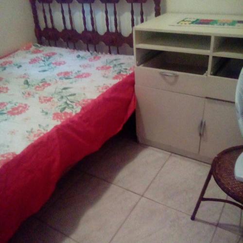 ein kleines Schlafzimmer mit einem Bett und einer Kommode in der Unterkunft Casa in Cabo Frio