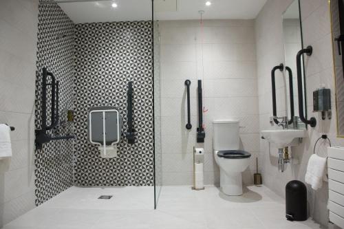 リムリックにあるThe Bedford Townhouseのバスルーム(シャワー、トイレ、シンク付)