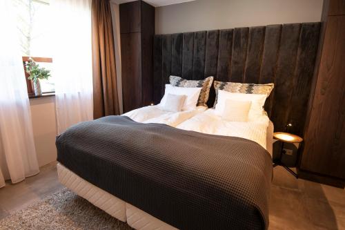 Postel nebo postele na pokoji v ubytování Gardabær Sea View Apartment