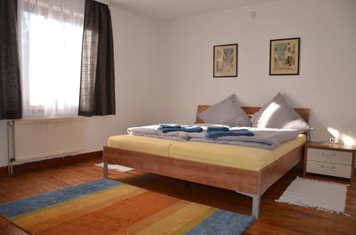 メトラッハにあるFerienwohnung Pascaleのベッドルーム(ベッド1台、窓付)