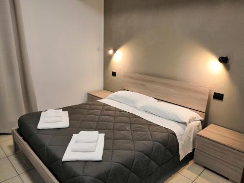 Un dormitorio con una cama grande con dos toallas encima. en Appartamento Lungolago San Feliciano, en Magione