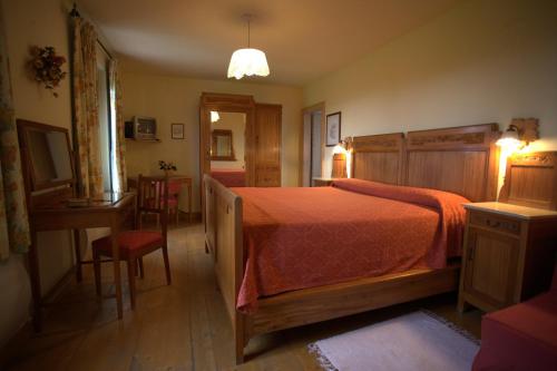 Agriturismo Casa Rossa Ai Colliにあるベッド