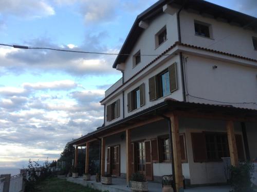 Bangunan di mana terletaknya rumah tamu ini