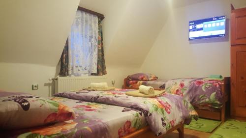 ein Schlafzimmer mit zwei Betten, auf denen Handtücher liegen in der Unterkunft Marko'S Apartments in Kopaonik