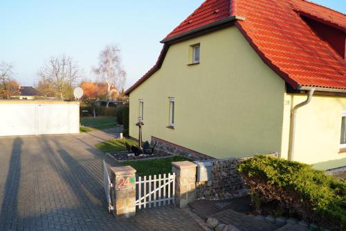 GutowにあるAm Ankerの橙屋根の白屋