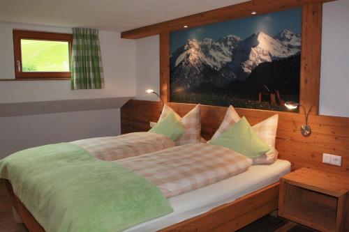 Tempat tidur dalam kamar di Landhaus Alpenhof