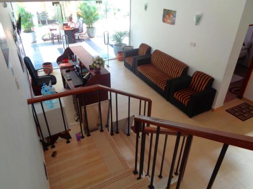 a living room with two couches and a table at Nooit Gedacht Holiday Resort Unawatuna in Unawatuna