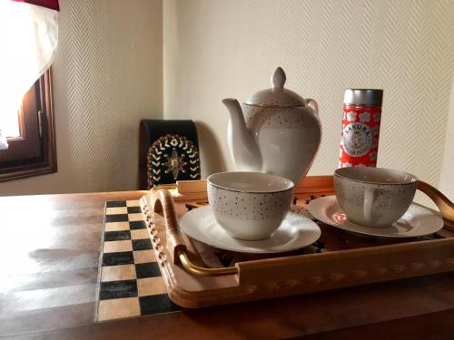 - un plateau avec deux tasses et une théière sur une table dans l'établissement Chambre d'Hôtes Casa Mia, à Belvédère