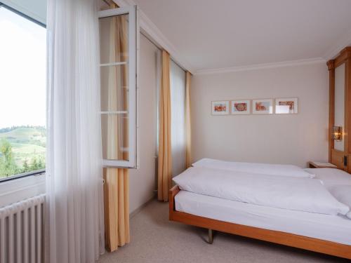 a bedroom with two beds and a window at Landgasthof Hotel Menzberg in Menzberg