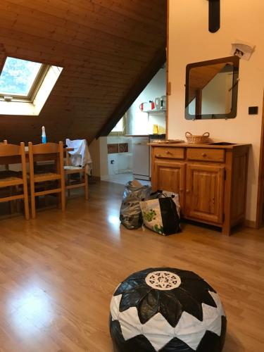 ルションにある33 Boulevard Charles de Gaulleの部屋の中にテーブルがあるリビングルーム