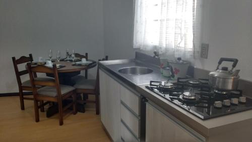 Una cocina o zona de cocina en Apartamento a 700m da Borges de Medeiros!