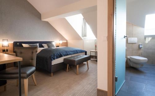 ベンドルフにあるRomantik Hotel Villa Saynのベッドルーム1室(ベッド1台付)、バスルーム(トイレ付)