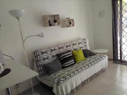安蒂瓜海岸的住宿－Apartamento La Tortuga Complex Amaya Fuerteventura，一间卧室配有一张带绿色枕头的沙发