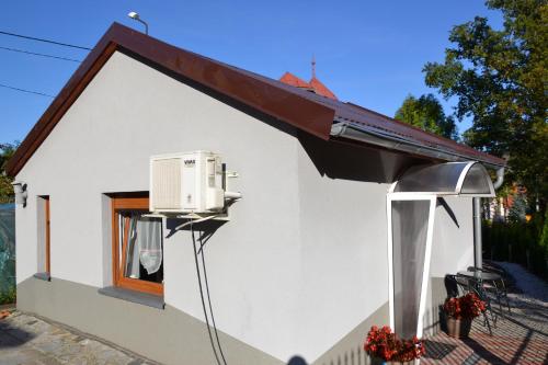 une maison avec la climatisation dans une fenêtre dans l'établissement Domek w górach, à Świeradów-Zdrój