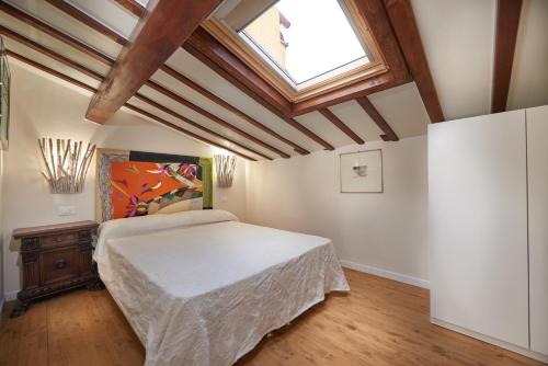 - une chambre avec un grand lit et une lucarne dans l'établissement Luxury Penthouse with Terrace, à Florence