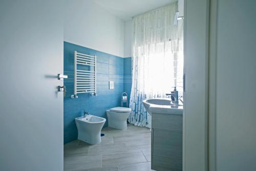 a bathroom with a toilet and a sink and a tub at B&B Sapore di Mare al Corso in Gaeta