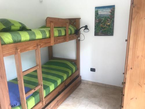 Un dormitorio con dos literas en una habitación. en Pinos De Mar, en Costa del Este