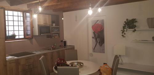 kuchnia ze stołem i stołem oraz kuchnia ze stołem w obiekcie Casa Rossella w Weronie