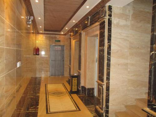 a hallway of a building with a door in it at لين للشقق المخدومة in Jeddah