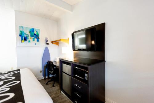 Foto de la galería de SureStay Hotel by Best Western Seaside Monterey en Seaside