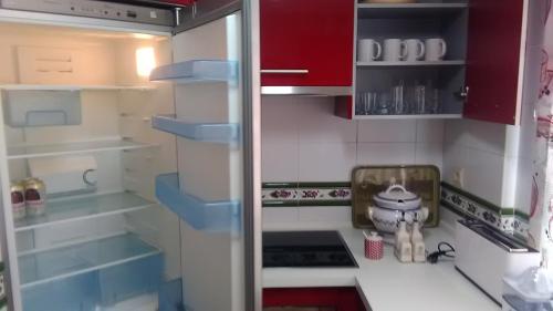 - Cocina de juguete con nevera y puerta abierta en Apartamento en el centro de Huelva, en Huelva