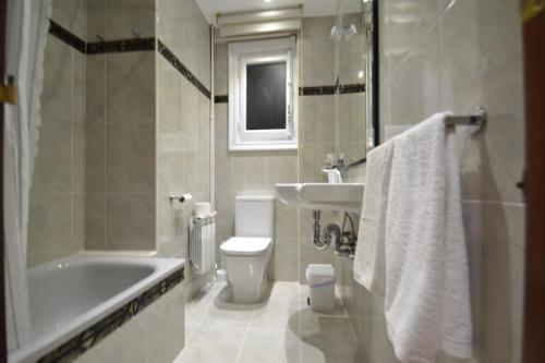 a bathroom with a tub and a toilet and a sink at JV40 TURISMO in Logroño