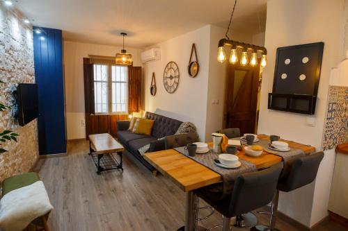 a living room with a table and a couch at Meraki Suites Albaycin in Granada