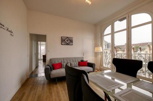 un salon avec un canapé et une table dans l'établissement Au Coeur de Ville, à Troyes