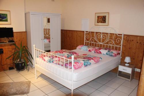 マインツにあるFerienwohnung Toscanaのベッドルーム(ピンクのシーツが入った白いベッド付)