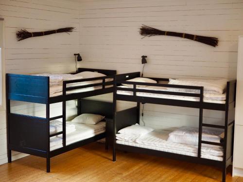 a room with three bunk beds in a room at Orsastuguthyrning-Slättberg in Orsa