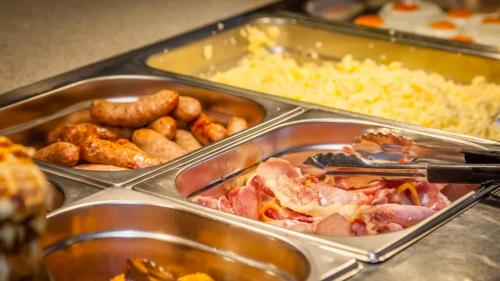 East StokeThe Dorset Resort的托盘里装满不同种类食物的自助餐