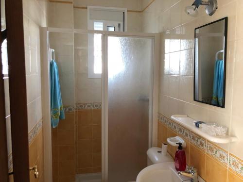 マタラスカニャスにあるCasa DOÑANAのバスルーム(シャワー、トイレ、シンク付)